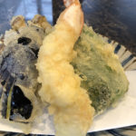 目の前で絶妙な揚げたてを味わえる本格的な天ぷら屋「わかやま」