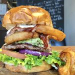 ヴィレッジヴァンガードダイナーに食感を楽しむメキシカンBBQバーガー登場!