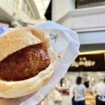 吉祥寺さとうに「丸メンチカツバーガー」登場!ふわふわバンズに肉汁が染み込む
