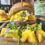 ヴィレッジヴァンガードダイナーにゴロゴロと溢れるマンゴーのハンバーガーが登場!