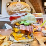 クラウンハウスの特大「1ポンドバーガー」2330円をレポ!450gの圧倒的ボリューム