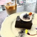大人気カフェ「コマグラカフェ」インスタで話題の“黒いチーズケーキ”