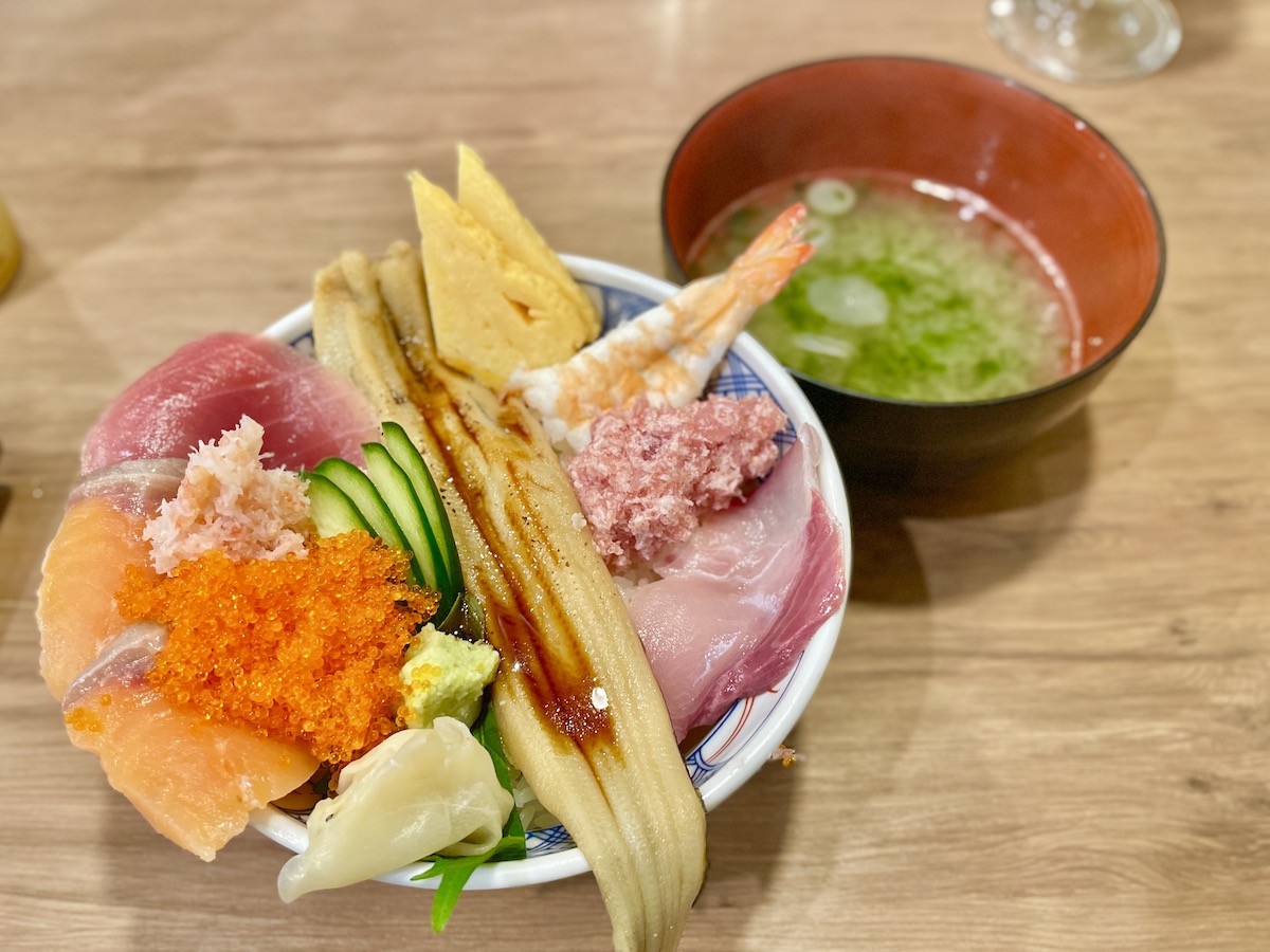 新オープン 磯丸水産食堂 1087円の 海鮮こぼれ丼 あふれんばかりの豪快ネタ 吉祥寺ファンページ