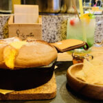 話題の”バズりグルメ”!西荻窪「しんこぺ」フライパンからはみ出るホットケーキ!