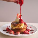 奈良県明日香村産“あすかルビー”×クレームブリュレふわとろカリっと食感「いちごブリュレパンケーキ」登場