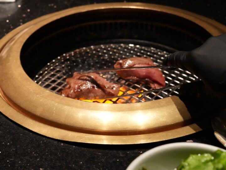 衝撃！吉祥寺の「焼肉いのうえ」口内で溶ける“ザブトン巻きすき”極上肉