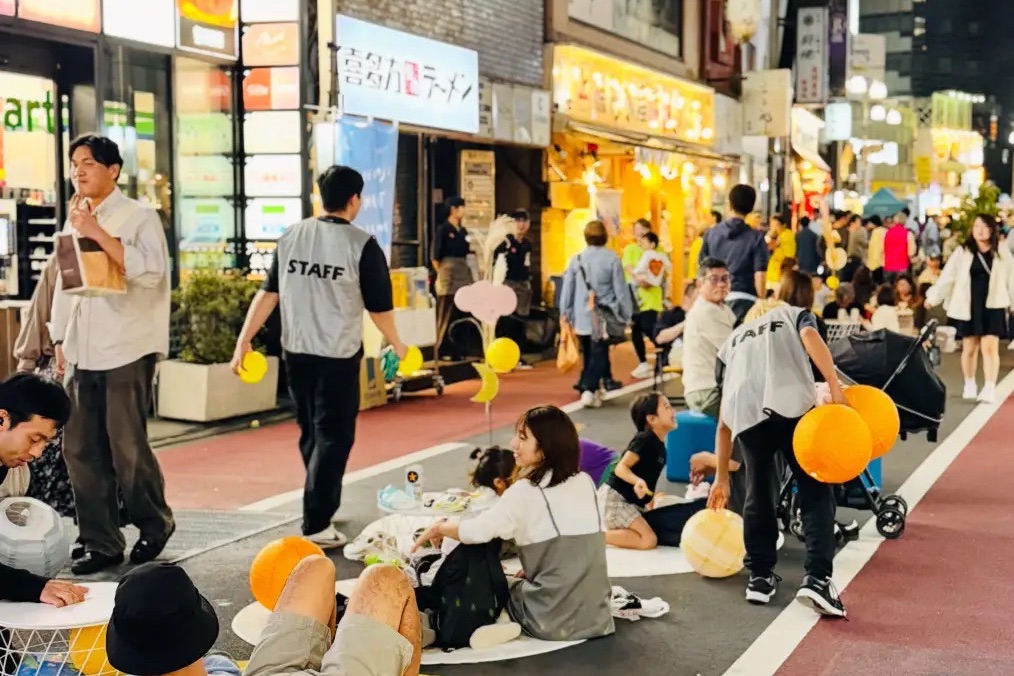 吉祥寺駅南口のバス通り、一夜限り限定歩行者天国「KICHIJOJI STREET